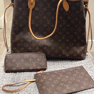 LV purse wallet and wristlet never full gm